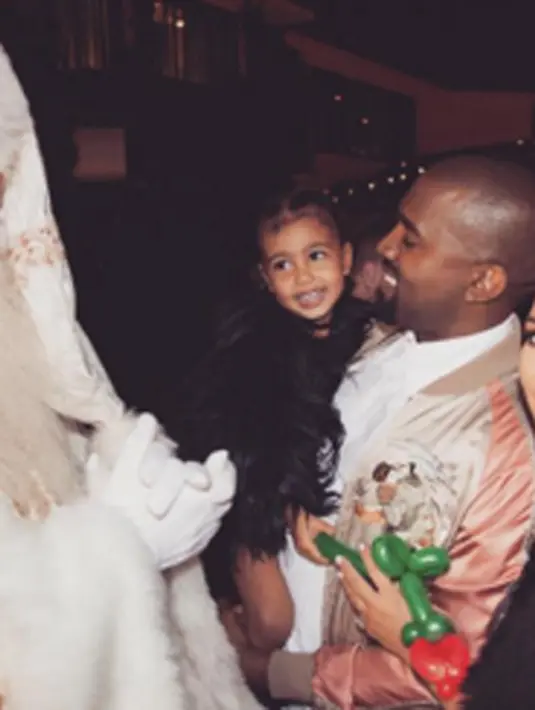 North West. Kim Kardashian dan Kanye West sempat membuat heboh ketika memberi nama anak perempuan mereka North West. Sepertinya memberi nama unik menjadi tren di kalangan selebriti kini. (via instagram/@kimkardashian) Sumber: wonderwall.com