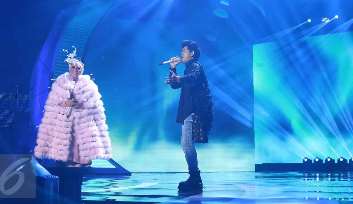 Penyanyi Cakra Khan berduet bersama Melly Goeslaw dalam 'The Biggest Concent Ada Apa dengan Cinta? 2' di Studio 6 Emtek City, Jakarta, Kamis (31/3). Konser ini menampilkan lagu-lagu yang menjadi soundtrack di film AADC. (Liputan6.com/Herman Zakharia)