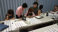Wanita belajar membuat kaligrafi di pusat Layanan Komunitas Korea di New York, (10/8). Sekitar 1,7 juta keturunan Korea tinggal di AS-diaspora Korea terbesar kedua di dunia setelah China. (AFP Photo/Don Emmert)