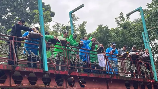 Penebaran 10 Ribu Liter Ekoenzim ke Sungai Jeletreng