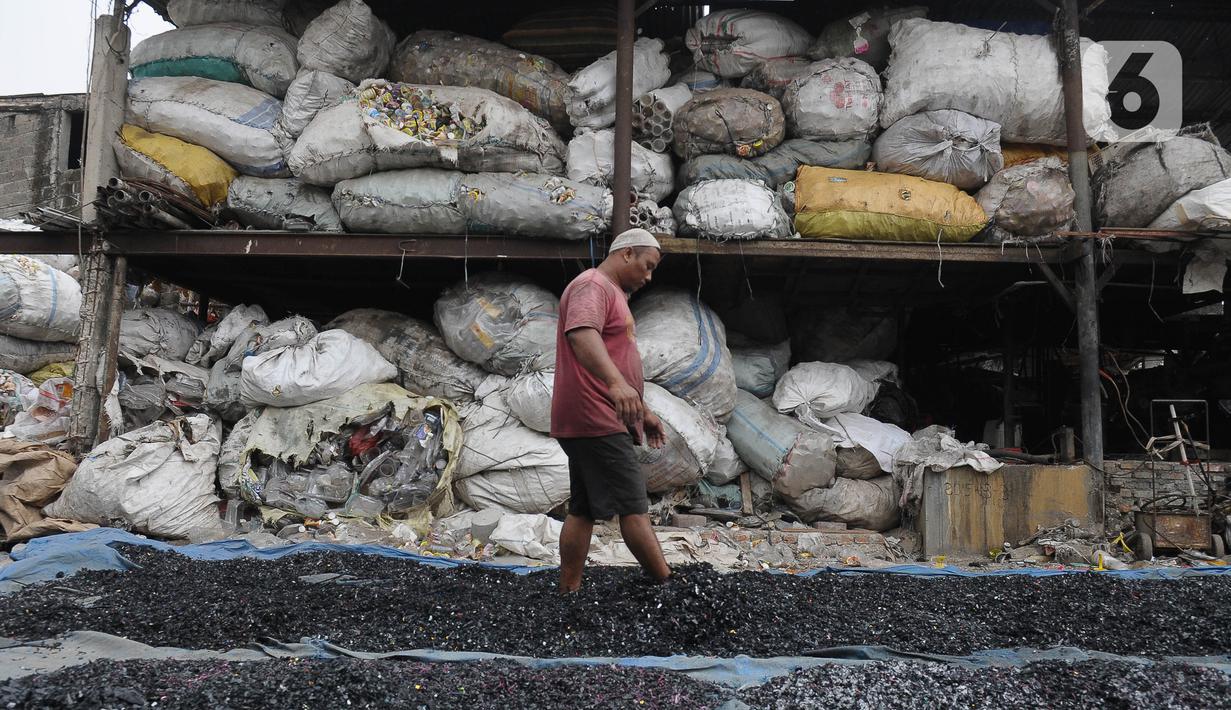 Pekerja menjemur sampah plastik yang sudah dicacah di industri rumahan kawasan Kelurahan Jatirahayu, Bekasi, Jawa Barat, Kamis (9/11/2023). (merdeka.com/Imam Buhori)