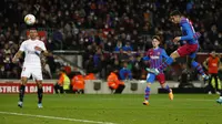 Penyerang Barcelona, Ferran Torres menyundul bola ke gawang Sevilla pada pertandingan lanjutan La Liga Spanyol di stadion Camp Nou di Barcelona, Spanyol, Senin (4/4/2022). Barcelona menang tipis atas Sevilla 1-0. (AP Photo/Joan Monfort)