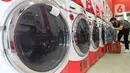 Pekerja memasukkan pakaian ke mesin cuci di gerai jasa layanan laundry, kawasan Kemang, Jakarta, Rabu (25/11/2020). Sejak tiga bulan terakhir omset mereka kembali membaik dan mengalami peningkatan sebesar 20 hingga 30 persen. (Liputan6.com/Herman Zakharia)