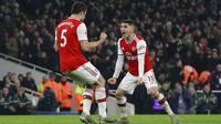 Bek Arsenal, Sokratis Papastathopoulos, melakukan selebrasi bersama Lucas Torreira usai membobol gawang Manchester United pada laga Premier League di Stadion Emirates, Rabu (1/1/2020). Arsenal menang 2-0 atas Manchester United. (AP/Matt Dunham)