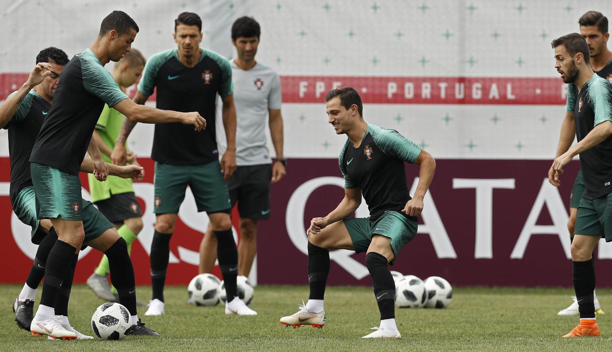 Striker Portugal, Cristiano Ronaldo, menggiring bola saat latihan jelang laga putaran kedua Piala Dunia di Kratovo, Rusia, Selasa (19/6/2018). Portugal akan berhadapan dengan Maroko. (AP/Francisco Seco)