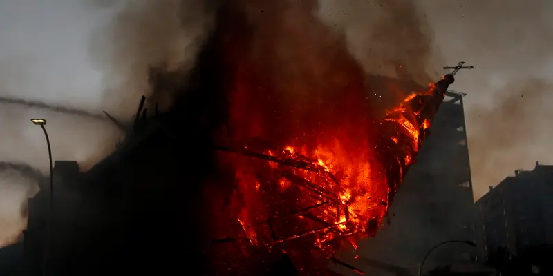 Chile Diterjang Demo, Dua Gereja Dibakar