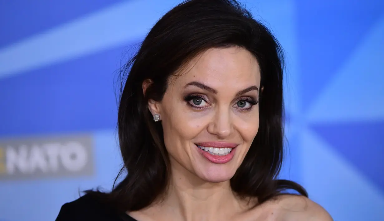 "Aku miliki beberapa bagian tubuh yang besar di wajah. Jadi jika aku memakai makeup tebal, akan terlihat seperti badut," jelasnya. (EMMANUEL DUNAND / AFP)