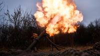 Tentara Ukraina menembakkan mortir ke arah posisi Rusia di dekat Bakhmut, wilayah Donetsk, Ukraina, 22 Desember 2022. Menurut Presiden Ukraina Volodymyr Zelensky, Rusia seharusnya mulai melakukan penarikan pasukan karena sudah menjelang Natal, yang bisa juga menjadi langkah untuk mengakhiri konflik. (AP Photo/Libkos)