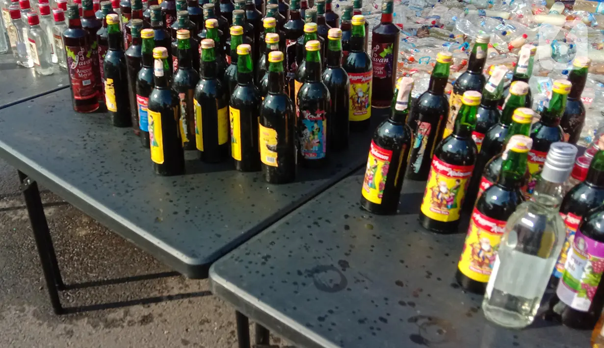 Sejumlah botol minuman keras (miras) saat pemusnahan Miras dan barang bukti narkotika di Mapolrestabes Semarang, Jumat (20/12/2019). Pemusnahan barang bukti Narkotika khususnya Sabu dan Minuman Keras hasil penindakan selama setahun terakhir. (Liputan6.com/Gholib)