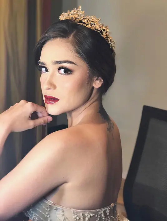 Dibalik parasnya yang cantik, Yasmine Wildblood juga kerap tampil glamor. Seperti yang satu ini misalnya, Yasmin begitu cantik dengan mahkota di kepala dan riasan wajahnya. (Instagram/yaswildblood)