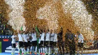 Pemain Jerman mengangkat trofi saat merayakan kemenangannya dalam final Piala Konfederasi 2017 di Stadion Saint Petersburg, Rusia (2/7). Gol tunggal tersebut berhasil dicetak oleh pemain Jerman, Lars Stindl. (AFP Photo/Patrik Stollarz)