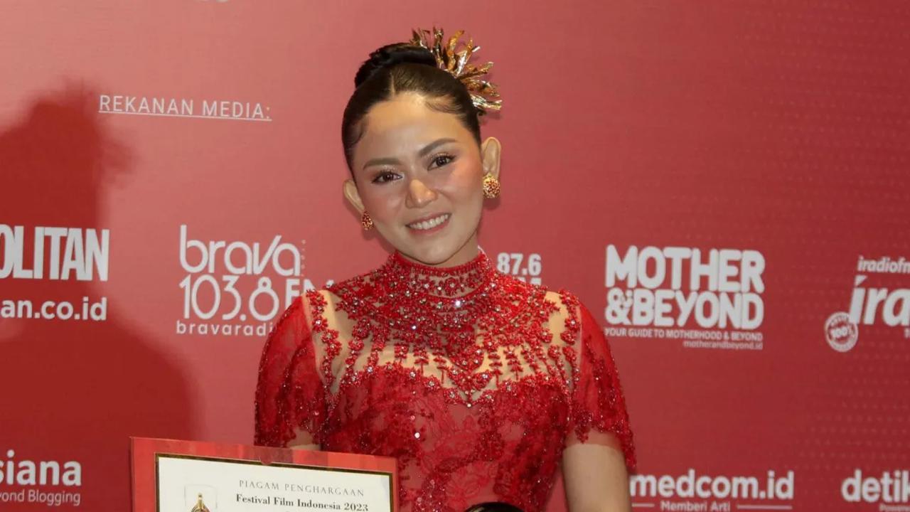 Selebgram Rachel Vennya berpose memegang piala seusai menerima Anugerah Festival Film Indonesia (FFI) 2023 kategori Aktris Pilihan Penonton  (Piala Dhalia) di Ciputra Artpreneur, Jakarta, Selasa (14/11/2023).