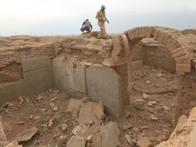 Anggota militer Irak berjalan di antara reruntuhan bangunan di situs kuno Nimrud. selatan Mosul, Irak, (16/11). Situs kuno yang berdiri kurang lebih 3.000 tahun lalu itu kini hancur oleh militan ISIS. (REUTERS/Ari Jalal)
