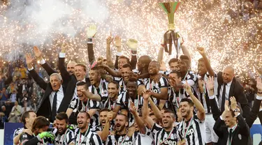 Para pemain Juventus mengangkat trofi kemenangan dan meraih scudetto usai mengalahkan Napoli 3-1 di  laga seri A  di Juventus Arena, Italia, (23/5/2015). Ini merupakan Gelar ke-31 Juventus di Serie A. (Reuters/Giorgio Perottino)