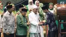 Presiden Joko Widodo atau Jokowi bersalaman saat menghadiri Harlah ke-93 NU di Jakarta, Kamis (31/1). Jokowi didampingi Ketua Umum PBNU Said Aqil Siradj. (Liputan6.com/Angga Yuniar)