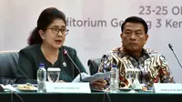 Menteri Kesehatan RI Nila Moeloek mengungkapkan pencapaian di bidang kesehatan, termasuk angka kematian ibu, dalam konferensi pers 4 Tahun Pemerintahan Jokowi-JK. (Foto: Setkab)