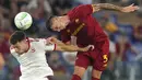 Gelandang CSKA Sofia, Yanic Wildschut berebut bola dengan pemain AS Roma, Roger Ibanez pada pertandingan grup C Liga Europa di Stadion Olimpiade Roma, Jumat (17/9/2021). AS Roma menang telak atas CSKA Sofia 5-1. (AP Photo/Andrew Medichini)