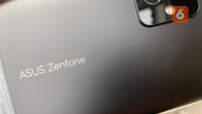 Bodi belakang Zenfone 8 mengusung matte black finishing. (Liputan6.com/ Yuslianson)