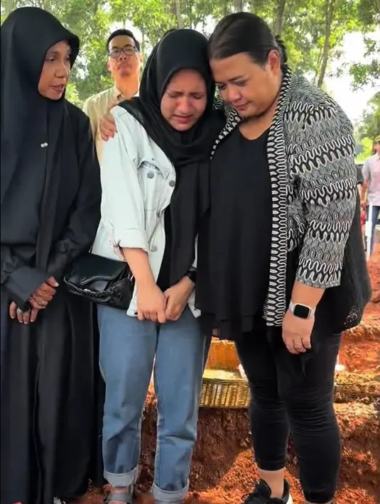 Suasana duka menyelimuti pemakaman Herby. Isak tangis keluarga mengiringi pemakaman Herby yang meninggal dalam usia 60 tahun. Sebelumnya, Afdal juga membagikan kabar duka melalui akun instagram storynya. [TikTok/afdhalyusmann]