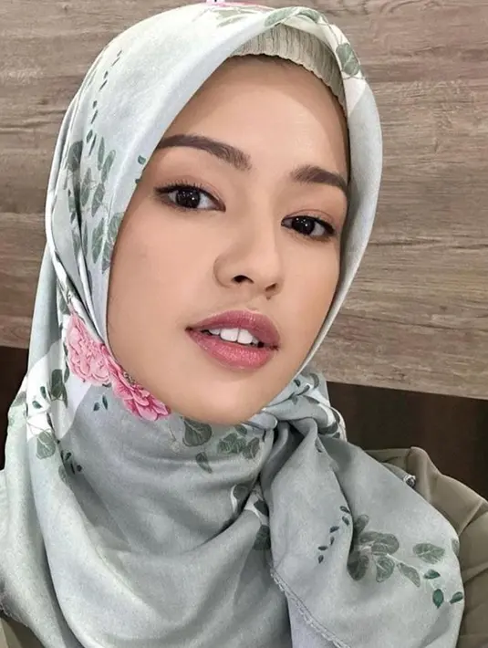 Aura kecantikan Susan Sameh sangat terpancarkan saat memakai hijab. Banyak warganet terpesona saat perempuan yang sempat dikabarkan dekat dengan atlet badminton, Fajar Alfian pakai hijab. Kecantikan Susan Sameh ini banjir pujian warganet. (Liputan6.com/IG/susansameeh)