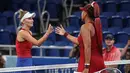 Petenis Jepang Naomi Osaka bersalaman dengan dikalahkan Marketa Vondrousova dari Republik Ceko usai pertandingan tenis putaran ketiga tunggal putri Olimpiade Tokyo 2020 di Ariake Tennis Park di Tokyo (27/7/2021). Vondrousova yang berada di peringkat ke-42 sukses mengalahkan Noami. (AFP/Tiziana Fabi)