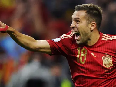 Pemain Spanyol, Jordi Alba merayakan gol yang dicetaknya ke gawang Slovakia pada laga kualifikasi Piala Eropa 2016 di Stadion Carlos Tartiere, Spanyol, Sabtu (5/9/2015). Spanyol berhasil menang 2-0. (Reuters/Eloy Alonso)