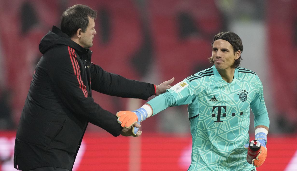 Pelatih kiper Bayern Munchen, Toni Tapalovic, memberikan arahan kepada Yann Sommer saat melawan RB Leipzig pada laga Bundesliga di Stadion Red Bull Arena, Sabtu (21/1/2023). Adalah Marcel Halstenberg yang menjadi pahlawan tuan rumah sekaligus pembobol gawang sang kiper baru. (AP Photo/Matthias Schrader)