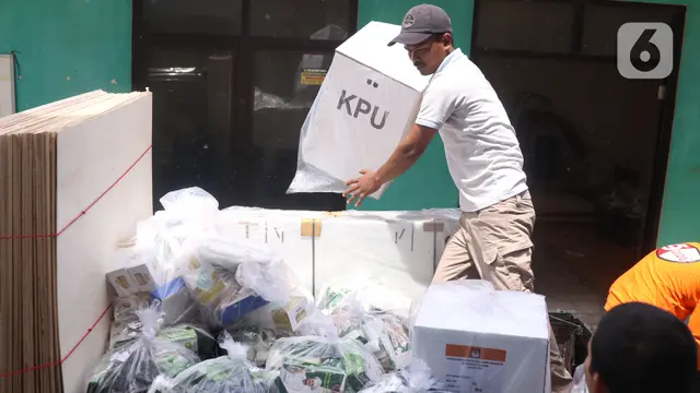Distribusi Logistik Pilkada Tangerang Selatan ke TPS
