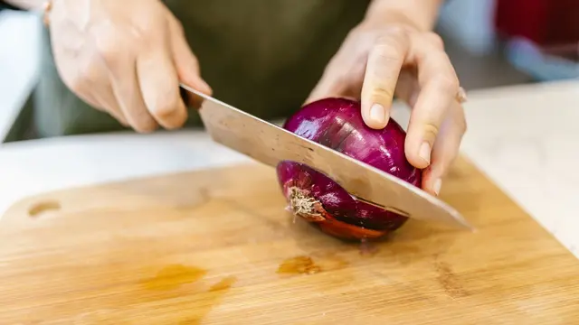 Potong Perlahan, Jangan Menghantam Bawang