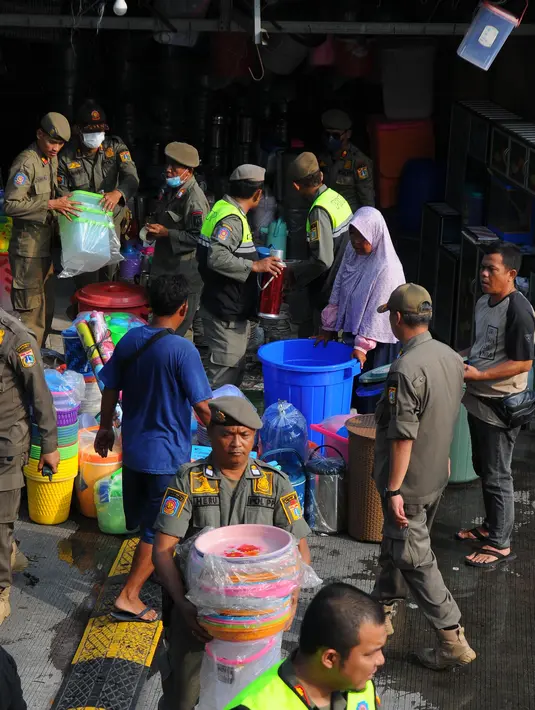 Para petugas membantu mengamankan penertiban para pedagang perabotan rumah tangga tersebut. (merdeka.com/Imam Buhori)