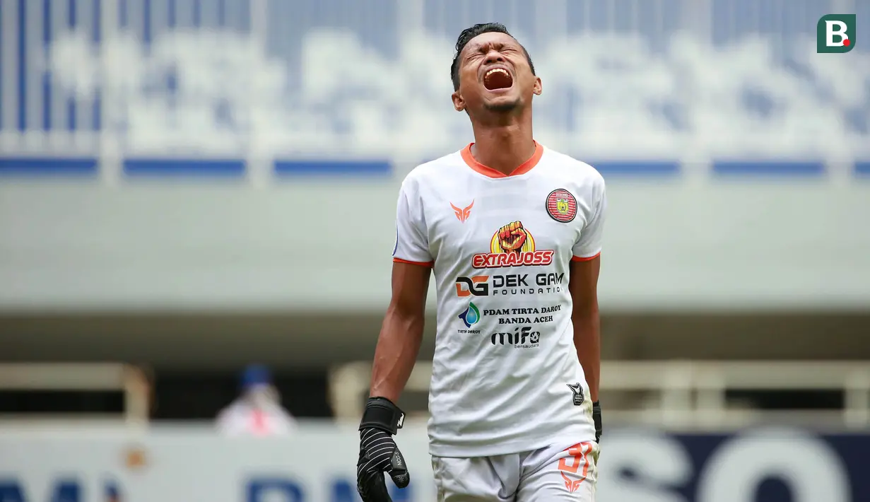 Kiper Persiraja Banda Aceh, Fakrurrazi tampak kecewa usai ditaklukkan Persela Lamongan 0-1 dalam laga pekan ke-5 BRI Liga 1 2021/2022 di Stadion Pakansari, Bogor, Selasa (28/9/2021). (Bola.com/ M Iqbal Ichsan)