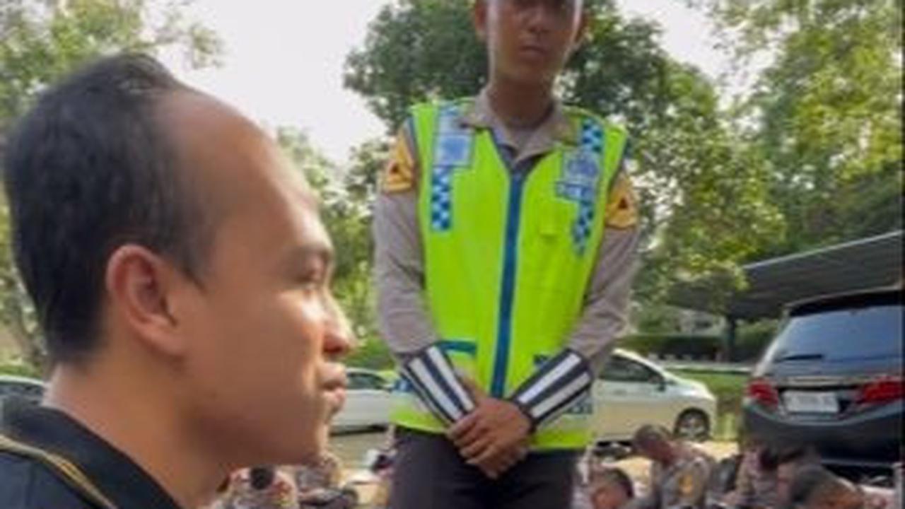 Dalam salah satu video yang dibagikan, para taruna diberi kasus untuk mengatasi pengendara sepeda motor yang tidak mengenakan helm.