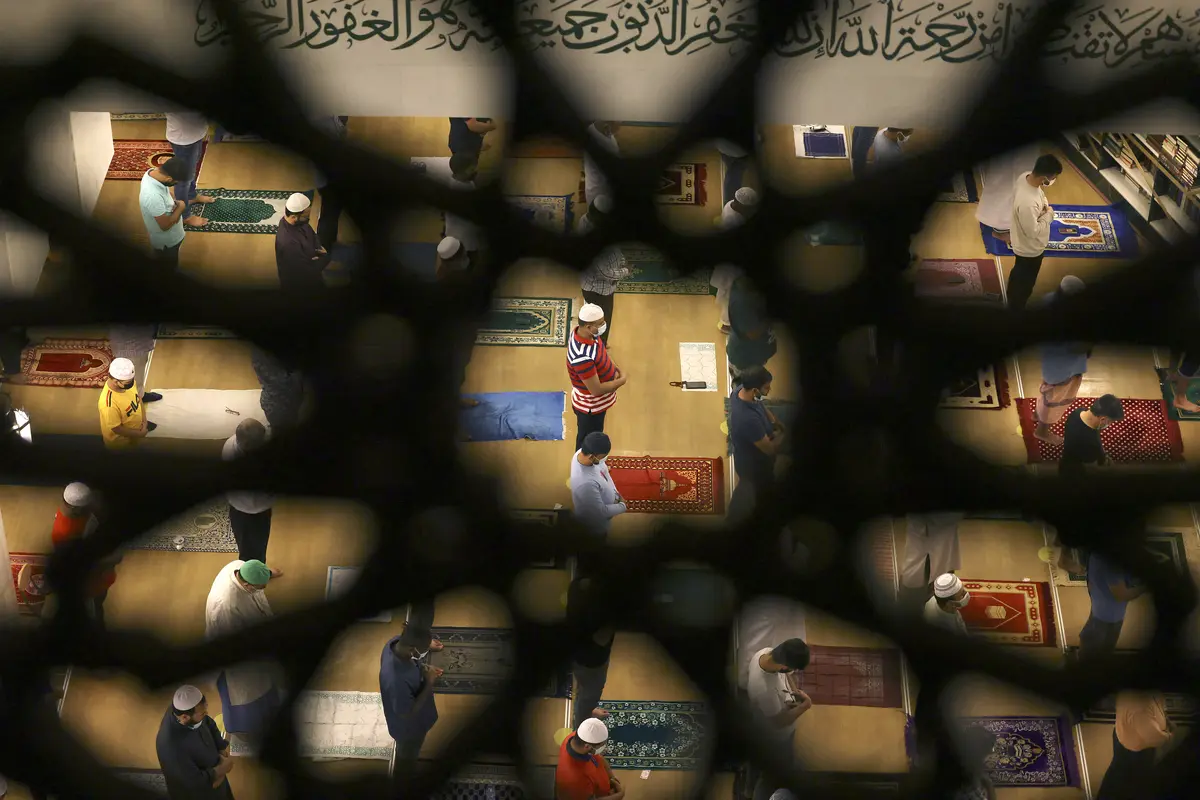 Warga Dubai Sholat Tahajud di Malam Lailatul Qadar
