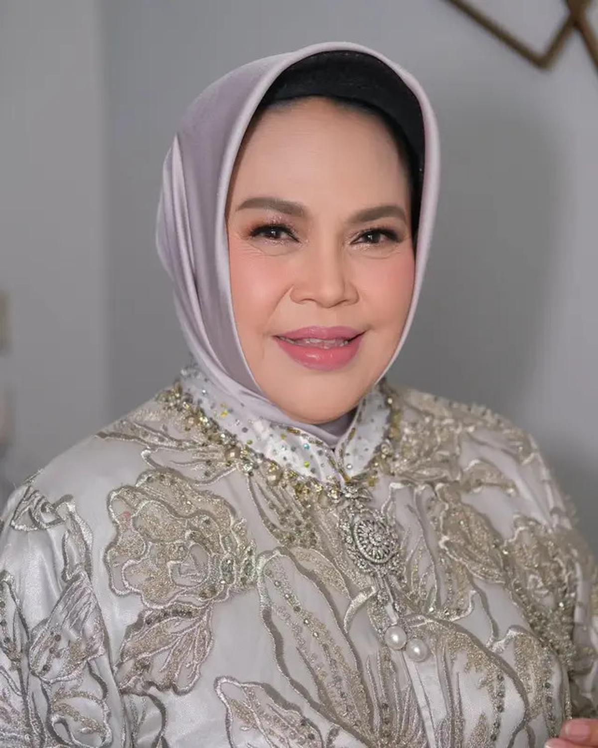 8 Model Gamis Brokat Hetty Koes Endang, Elegan di Setiap Momen