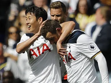 Pemain Tottenham, Son Heung-min (kiri) merayakan gol bersama rekannya Vincent Janssen saat melawan Bournemouth pada laga Premier League pekan ke-33 di White Hart Lane stadium, London, Sabtu (15/4/2017). Tottenham menang 4-0. (AP/Frank Augstein)