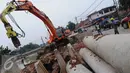 Alat berat saat memasang Tiang Proyek jalan tol Becakayu di Jalan kali malang, Jakarta, Sabtu (28/5) Proyek tol yang sempat mangkrak ini terus di percepat pembangunanya dan di targetkan akhir 2017 akan rampung. (Liputan6.com/Helmi Affandi)