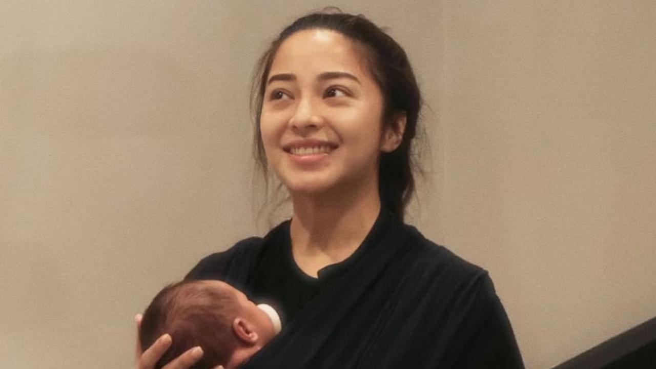 Perayaan 1 Bulan Kelahiran Anak Kedua, Nikita Willy dan Indra Priawan Bagikan Momen Haru