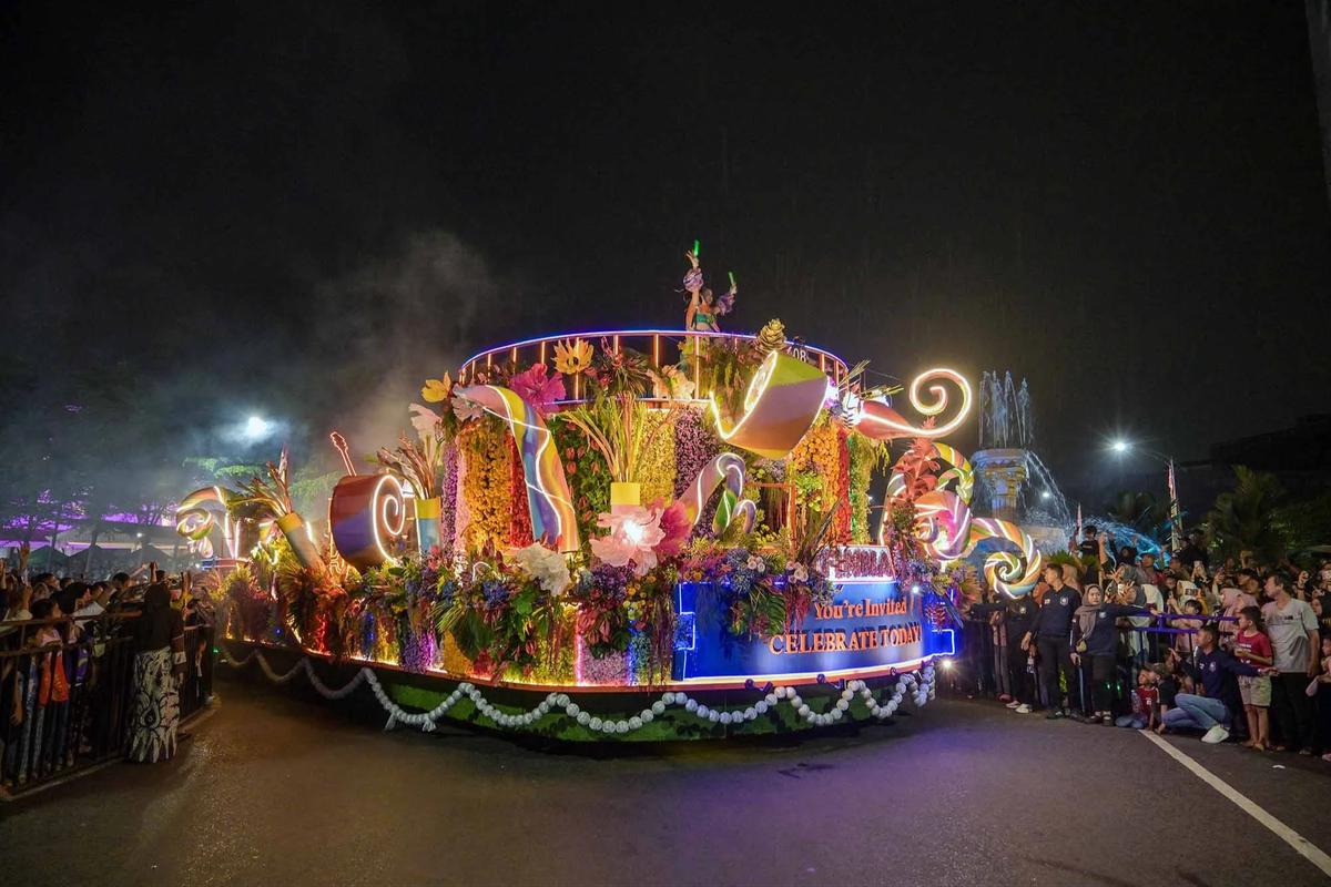 FOTO: Surabaya Vaganza 2026 Hadirkan Parade Lampu  dan Atraksi Penari Api