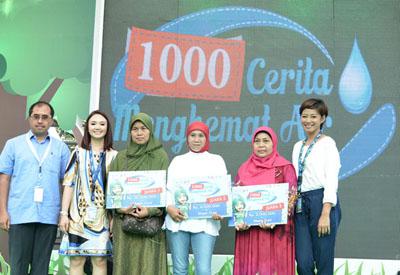 Para pemenang 1000 cerita menghemat air | copyright Vemale.com