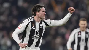 Pemain Juventus, Dusan Vlahovic melakukan selebrasi setelah mencetak gol pertama timnya ke gawang Cagliari pada laga 16 besar Coppa Italia 2024/2025 yang berlangsung di Juventus Stadium, Turin, Italia, Rabu (18/12/2024) WIB. (AP Photo/LaPresse/Fabio Ferrari)