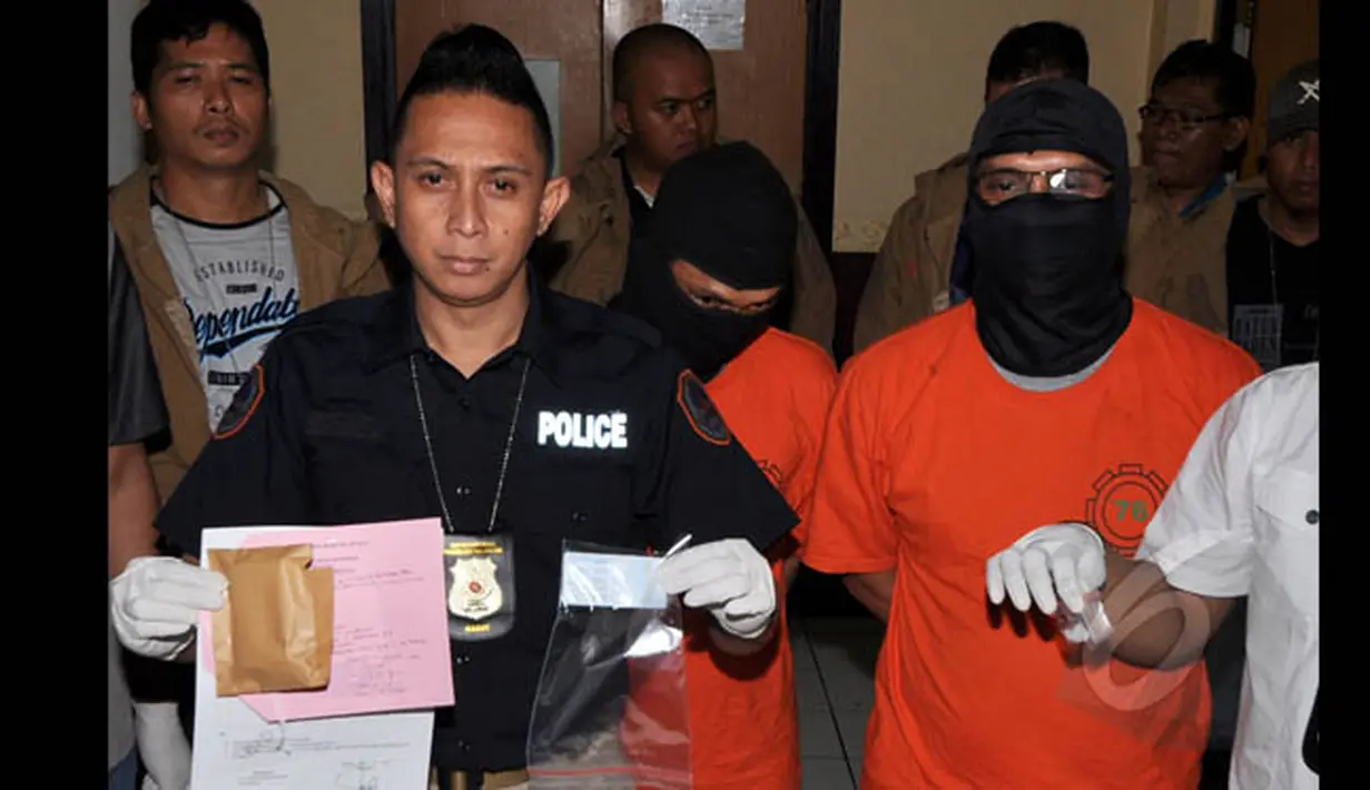 Petugas menunjukkan barang bukti penangkapan gitaris grup band Padi, Ari Tri Susanto di Polres Metro, Jakarta Selatan, Kamis (22/1/2015). (Liputan6.com/Miftahul Hayat)