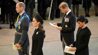 Pangeran William, Kate Middleton, Meghan Markle, dan Pangeran Harry dalam prosesi persemayaman Ratu Elizabeth II di Westminster Hall, 14 September 2022 (Christopher Furlong/Pool Photo via AP)