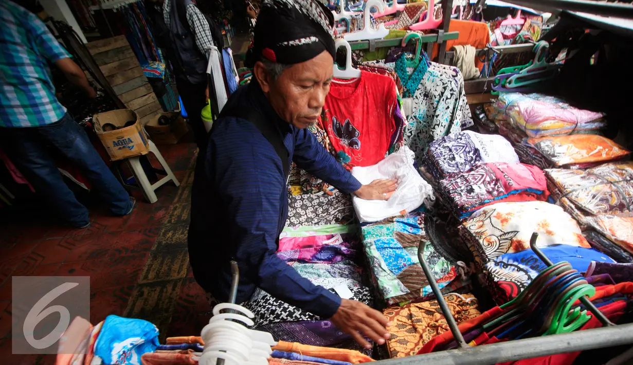 PKL merapihkan dagangannya di kawasan Malioboro mengenakan pakaian tradisional, Rabu (20/4/2016). Sejumlah PKL mengenakan pakain adat jawa menyambut hari Kartini 21 April besok. (Liputan6.com/Boy Harjanto)