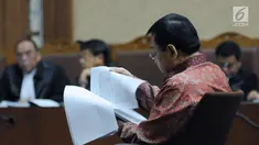 Terdakwa korupsi proyek e-KTP, Setya Novanto membaca nota pembelaan yang dibuat tim penasehat hukumnya pada sidang lanjutan di Pengadilan Tipikor, Jakarta, Jumat (13/4). Sidang mendengar pembacaan nota pembelaan terdakwa. (Liputan6.com/Helmi Fithriansyah)
