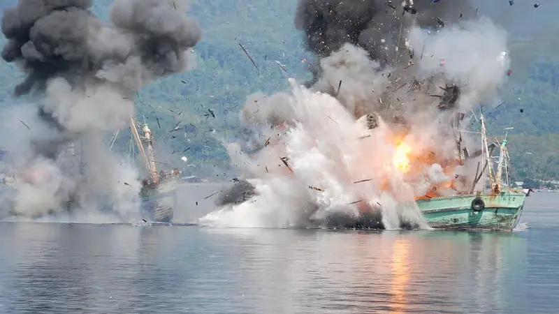Detik-detik Peledakan 2 Kapal Asing Pencuri Ikan di Ambon
