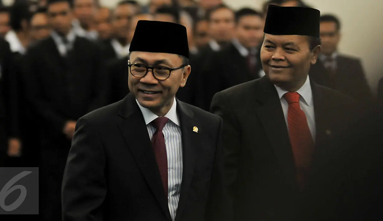 Ketua MPR, Zulkifli Hasan (kiri) dan Wakil Ketua MPR, Hidayat Nur Wahid saat acara pelantik Sekjen MPR yang baru di Senayan, Jakarta, Rabu (3/2/2016). Ma'ruf Cahyono mengantikan Edi Siregar yang pensiun sejak Desember 2015. (Liputan6.com/Johan Tallo)