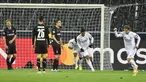 Gelandang Real Madrid, Casemiro (kedua kanan) berselebrasi usai mencetak gol menit ke-90 ke gawang Borussia Monchengladbach pada pertandingan grup B Liga Champions di  Borussia Park, Jerman, Selasa (27/10/2020). Madrid bermain imbang 2-2 atas Monchengladbach. (AP Photo/Martin Meissner)