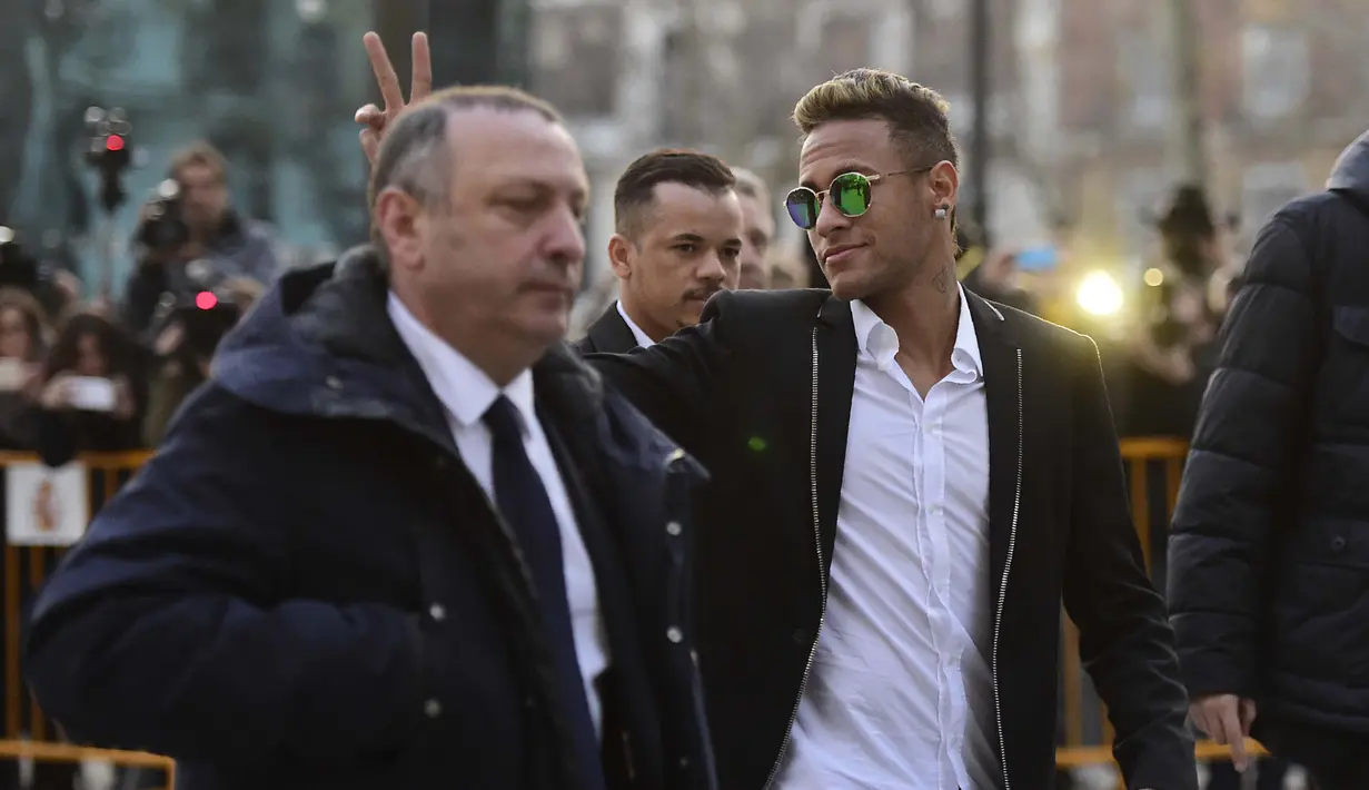 Neymar tetap tersenyum dan menyapa penggemar saat tiba di Kantor Pengadilan Spanyol, Madrid,  Selasa (2/2/2016). Neymar diduga terlibat penggelapan pajak. (AFP/Javier Soriano)