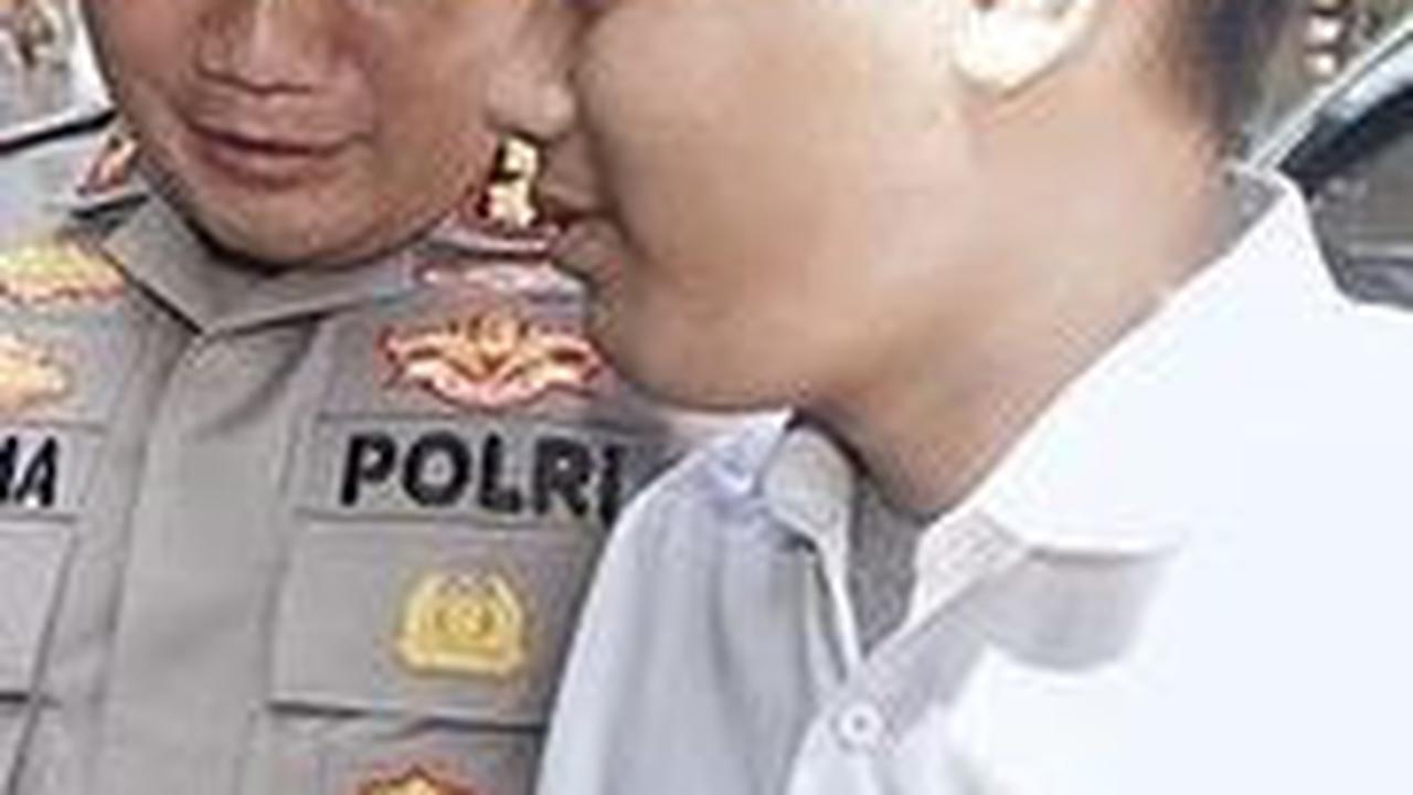 Momen Haru Sekolah di Surabaya Dibuka usai Disegel Tujuh Bulan, Siswa Sujud Syukur Peluk Polisi
