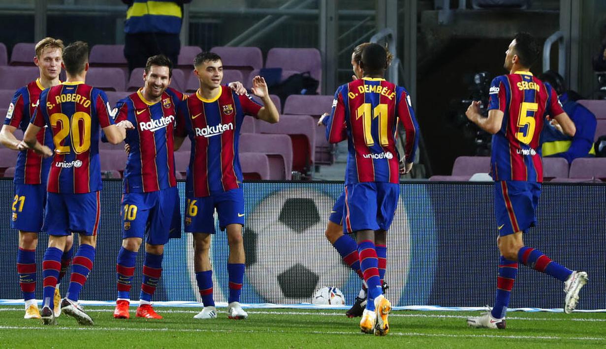 Para pemain Barcelona merayakan gol yang dicetak oleh Lionel Messi ke gawang Real Betis pada laga La Liga di Stadion Camp Nou, Sabtu (7/11/2020). Barca menang dengan skor 5-2.(AP/Joan Monfort)